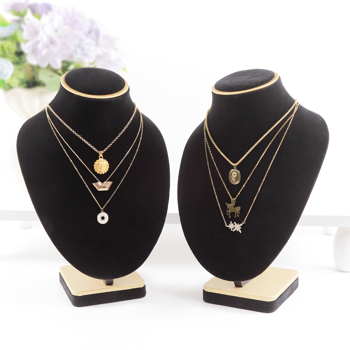 Body Jewelry In Store - Siyah Kadife Takı Göstericileri, Gerçekçi İstiflenebilir