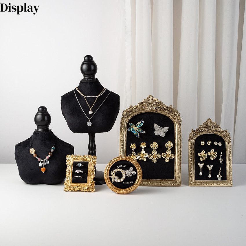 Body Jewelry In Store - Siyah Kadife Göğüs Formu Takı Sergi